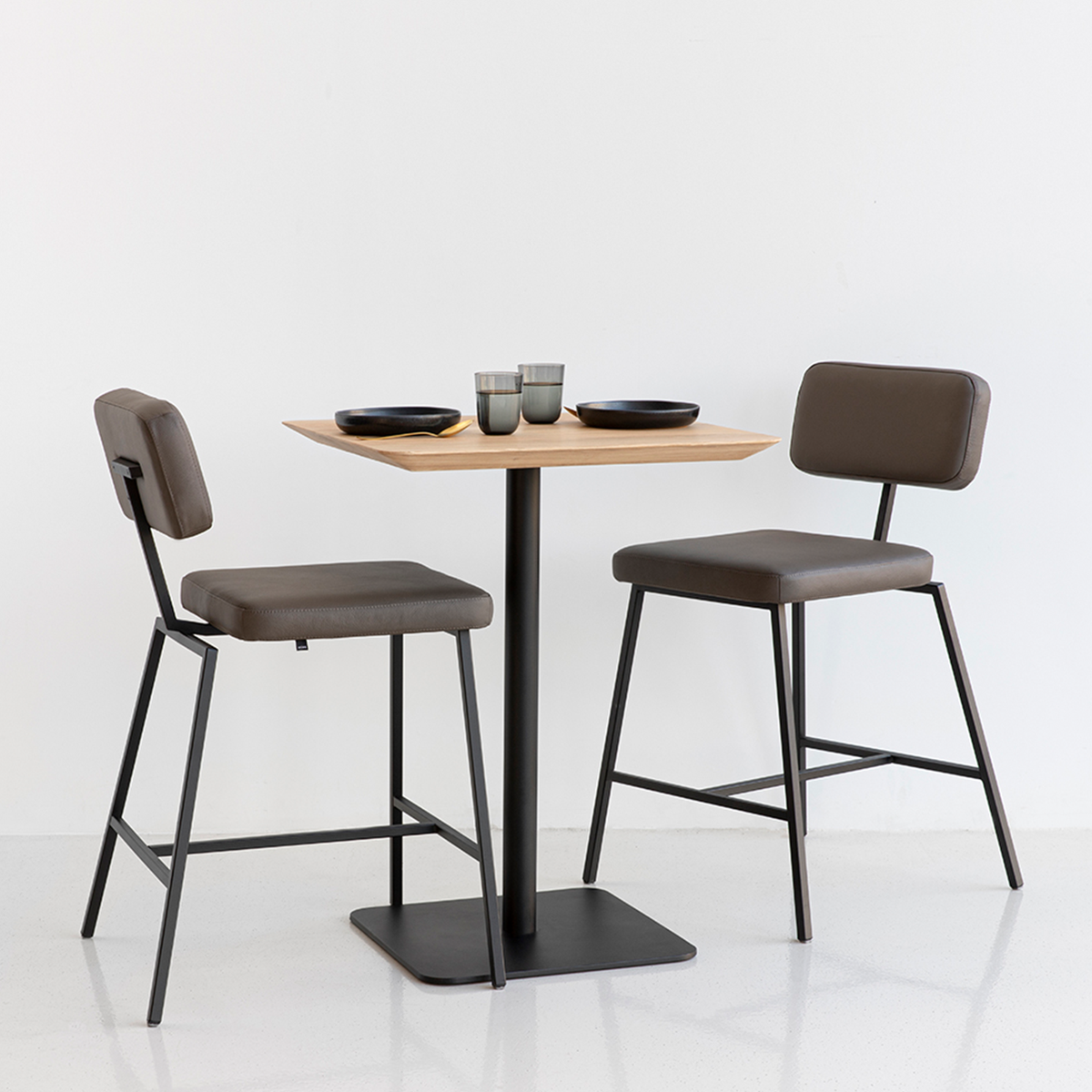 Central bartafel 70x70 Eiken naturel lak